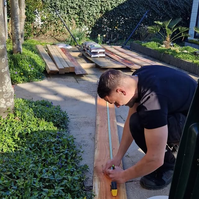 Mac Leod Multiklus meet een houten balk op voor maatwerk timmerwerk