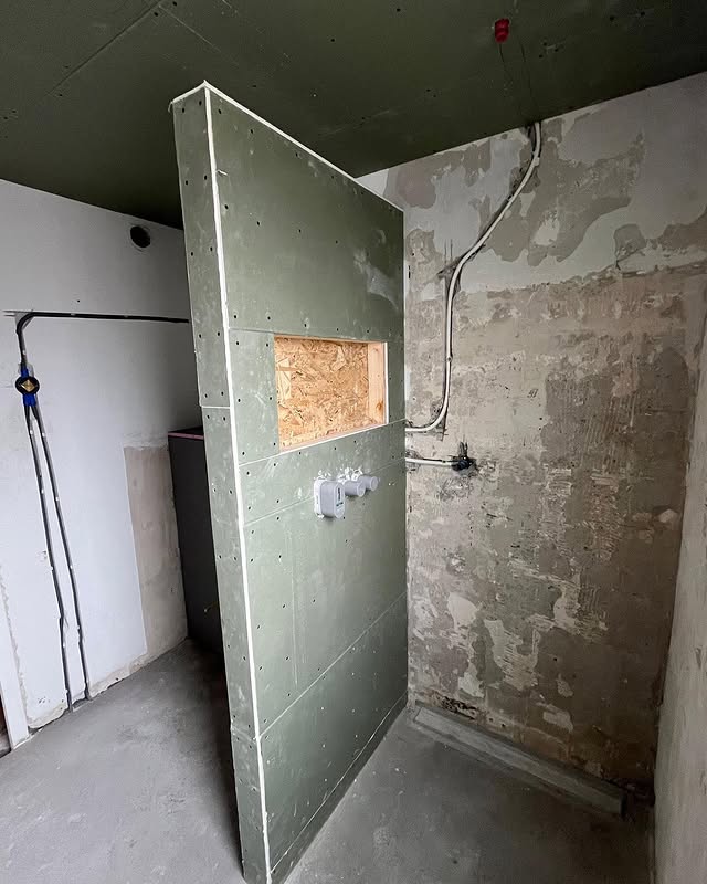 Badkamer tijdens de renovatie, casco met nieuwe wandopbouw en leidingwerk