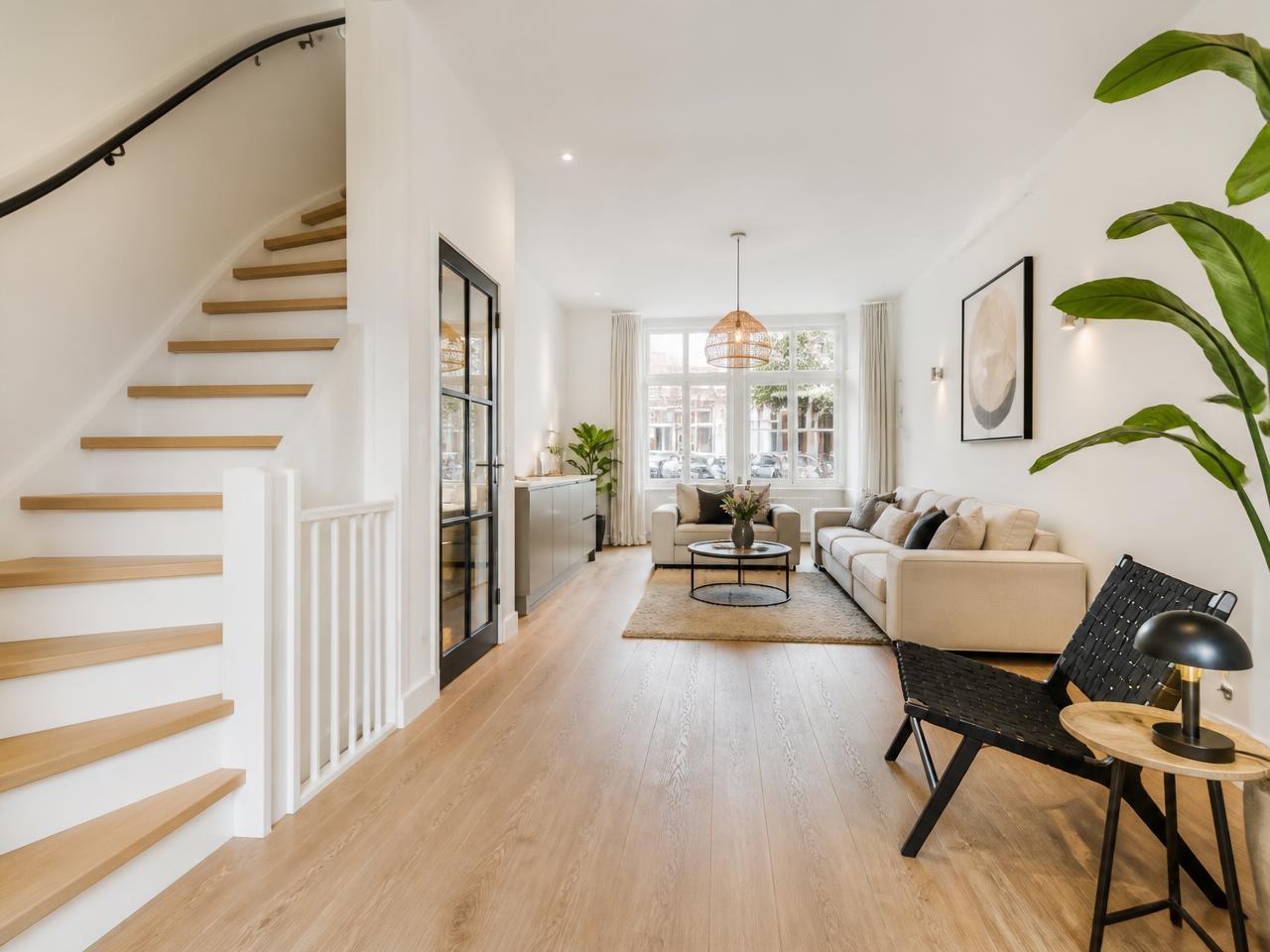 Compleet gerenoveerde Nederlandse woning met lichte houten vloer en nieuwe trap