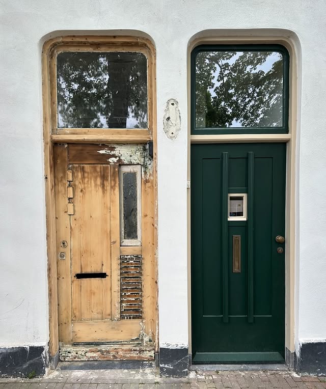 Voordeur voor en na het schilderwerk, van houtrot naar strak groen geschilderd